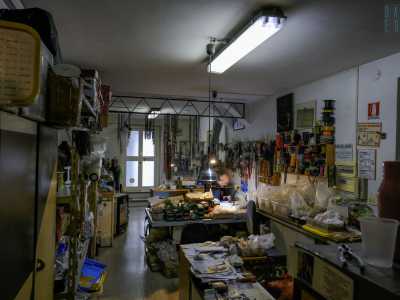 Nel frattempo i due ci mostrano il retrobottega dove vengono creati i monili: il cuore operativo di Eroi